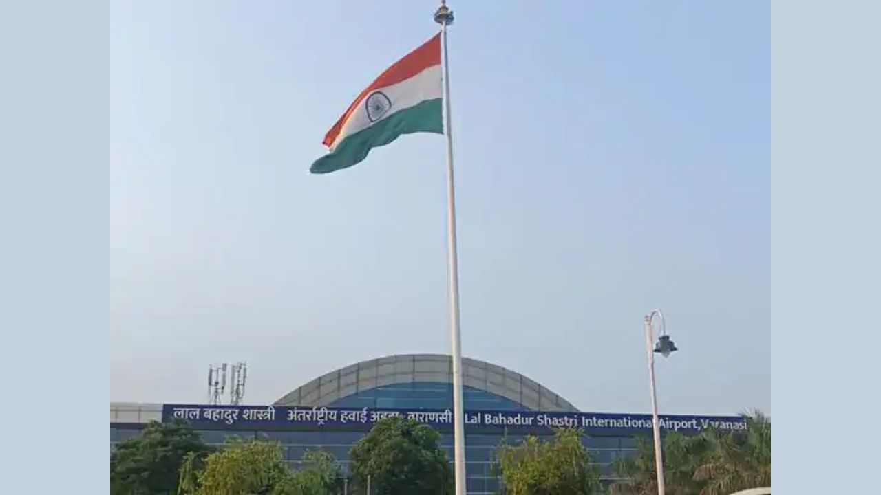 Varanasi Airport: वाराणसी एयरपोर्ट पर अचानक थमीं उड़ानें, कई फ्लाइट डायवर्ट; जानिए पूरा अपडेट