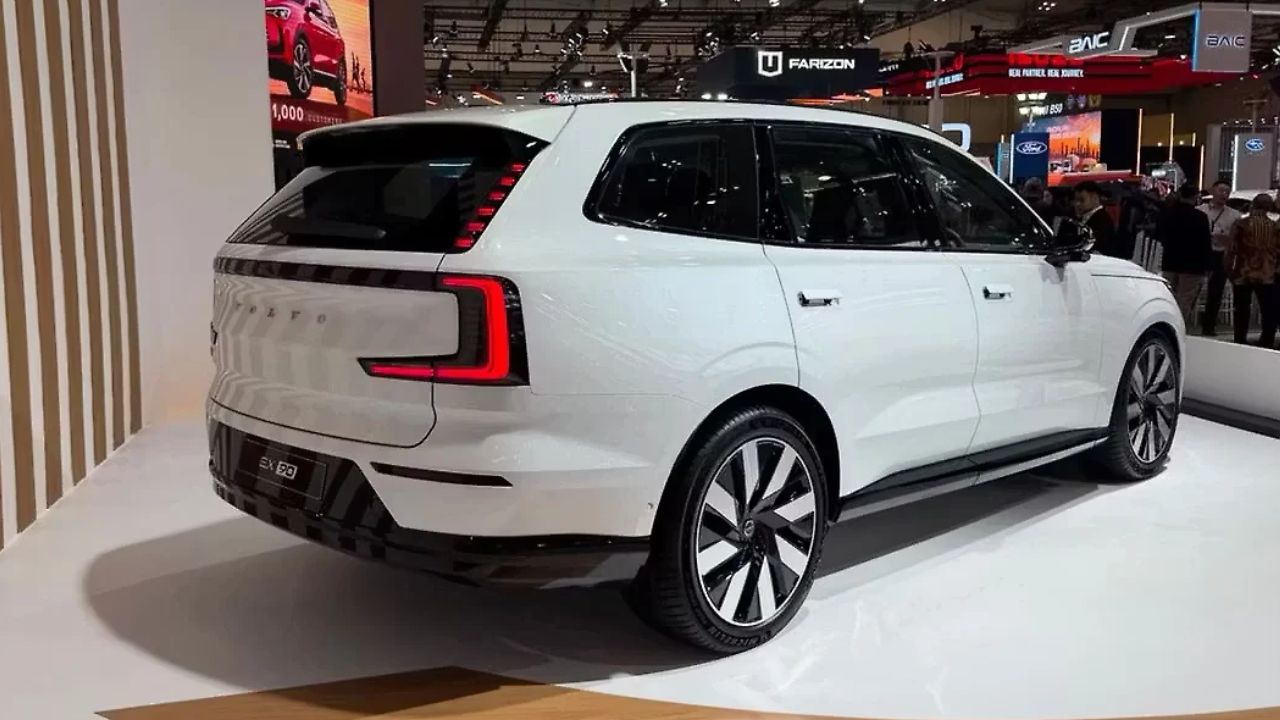Mercedes और BMWकी नींद उड़ाने आ रही है Volvo की यह इलेक्ट्रिक SUV, मिलते हैं स्पेस-एज जैसे फीचर्स!