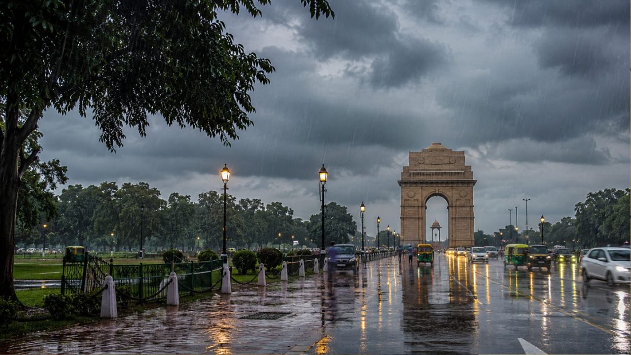 Weather Alert: दिल्ली-NCR में रेड अलर्ट, तेज हवाओं के साथ झमाझम बारिश, यूपी का भी मौसम सुहावना, जानें पूरा अपडेट