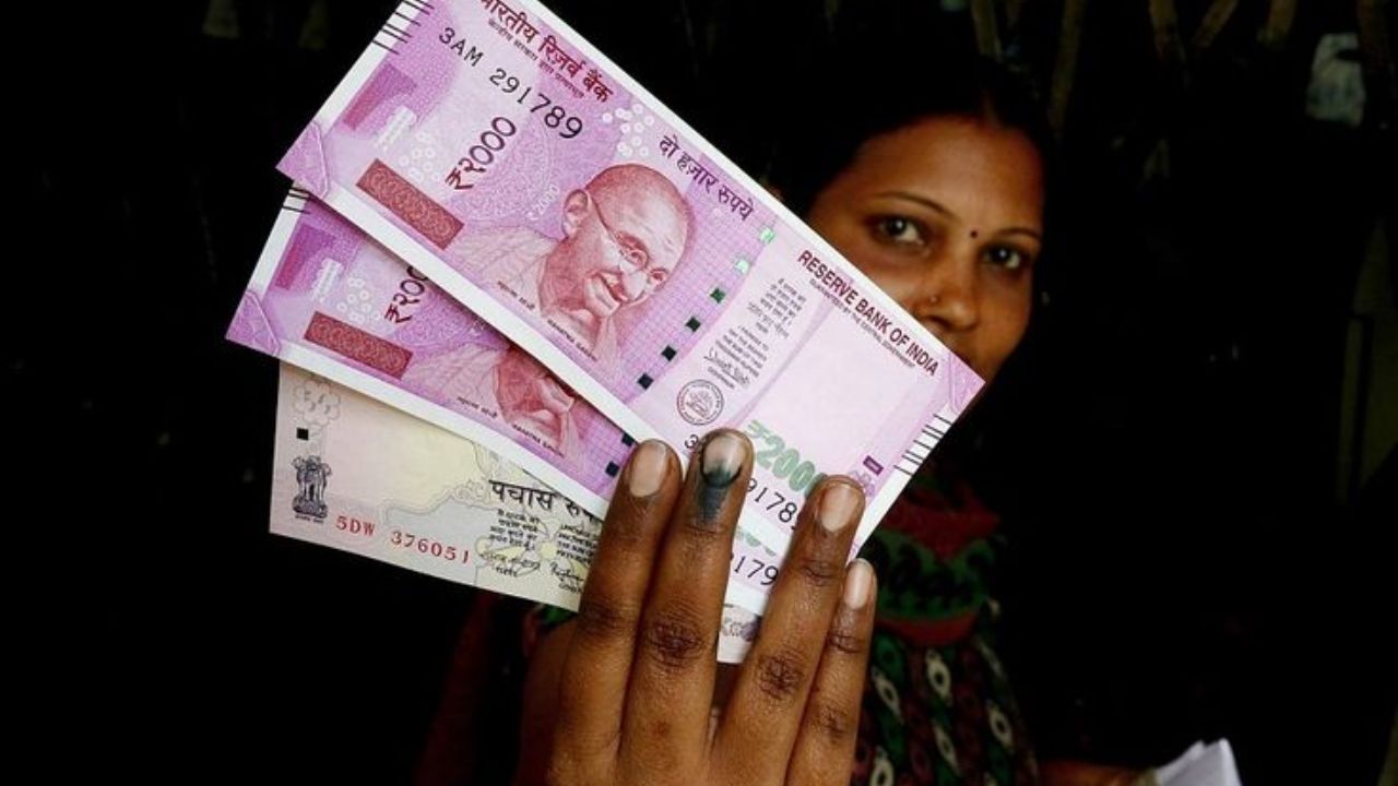 UP Women Scheme: 50 हजार लेने के लिए महिलाओं को क्या करना होगा? पहली किस्त के बाद ऐसे मिलेगा बाकी पैसा, जानें पूरी डिटेल