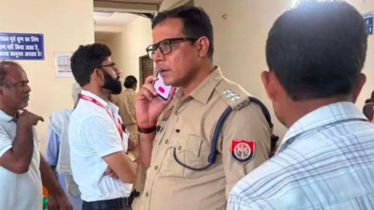 Bareilly News: इलाज कराने गया था, मिली खौफनाक मौत! बरेली में मरीज पर गिरी एक्सरे मशीन, परिजनों ने अस्पताल घेरा