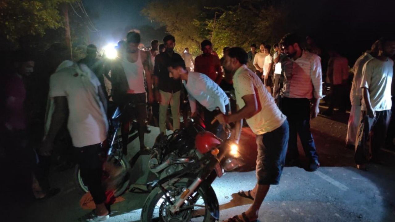 आगरा में भीषण हादसा: अज्ञात वाहन ने राैंदे बाइक सवार, दंपती की माैके पर ही माैत; बेटा सहित तीन गंभीर घायल