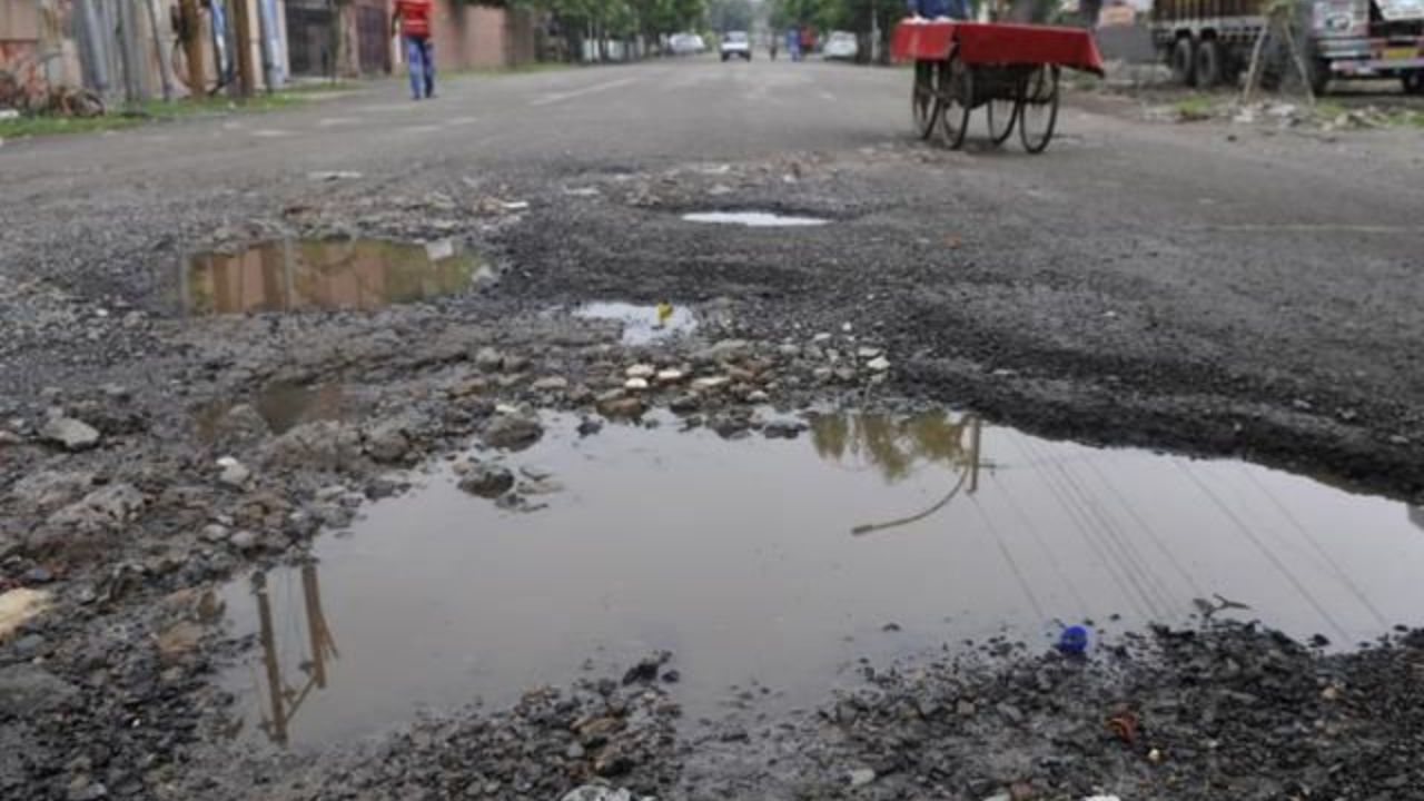 Agra News: बारिश ने उजागर किया स्मार्ट सिटी आगरा का सच! एयरपोर्ट जाने वाली सड़क धंसी, निर्माण गुणवत्ता पर उठे सवाल