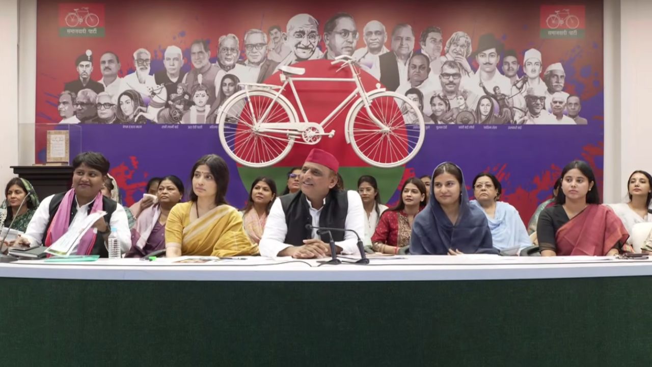“नारी सिर्फ नारा बनकर रह गई”… भाजपा पर बरसे अखिलेश यादव, डिंपल यादव बोलीं- महिलाओं के सम्मान में सिर्फ समाजवादी मैदान में