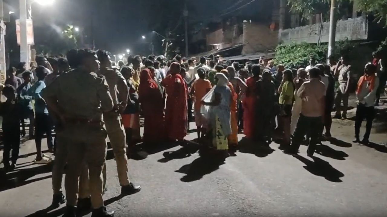 अमेठी में युवक की गला रेत कर हत्या, आक्रोशित परिजनों ने सड़क पर किया प्रदर्शन, इलाके में पुलिस बल तैनात
