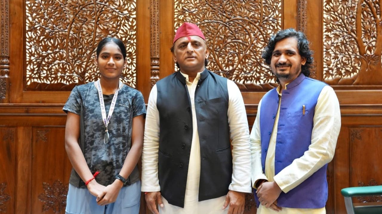 Agra: एथलीट अंबिका के संघर्ष की कहानी को अखिलेश यादव ने सराहा, हौसले को दिया पुरस्कार
