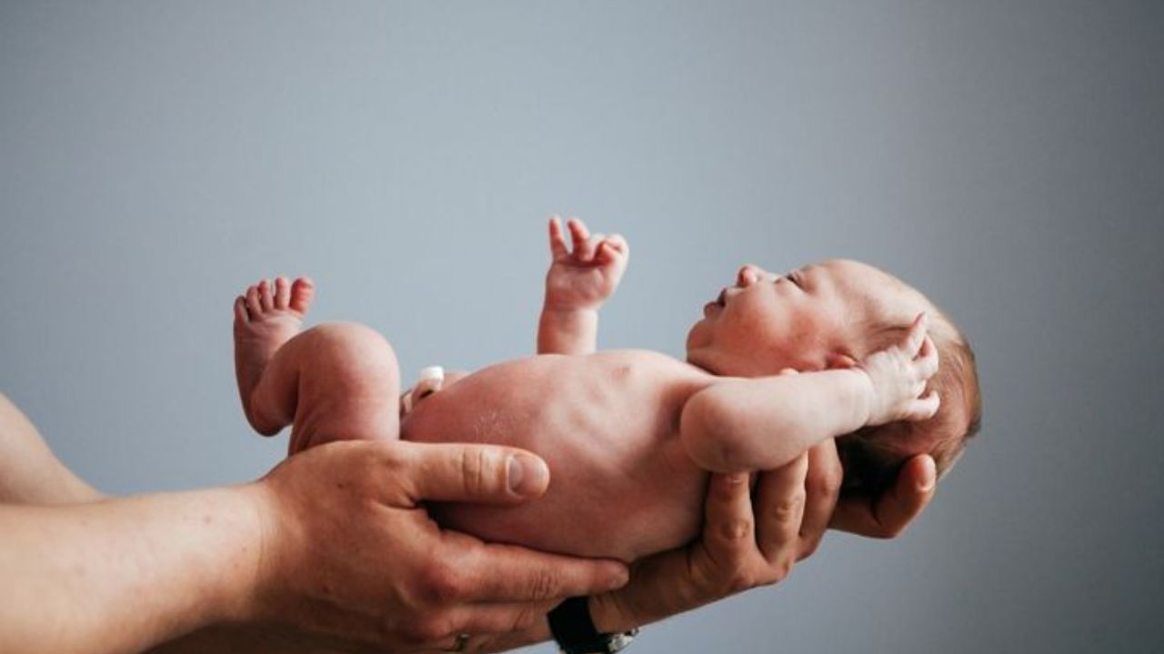 कोख का सौदा! कन्नौज में जुड़वां नवजात बच्चों को 1.80 लाख में बेचा, मां गांव छोड़कर फरार