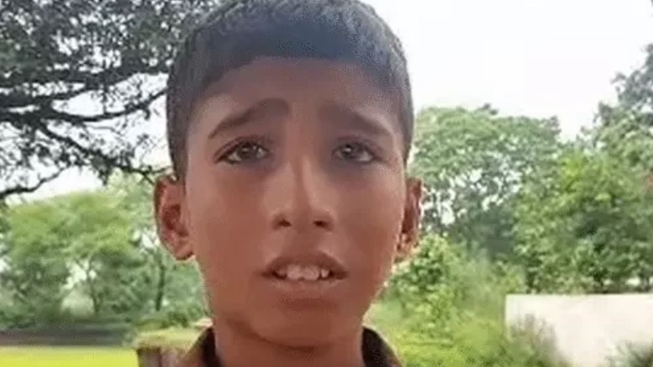 “पुलिस वाले अंकल! मैडम पढ़ाती नहीं, दिनभर फोन चलाती हैं”… थाने में फरियाद लेकर पहुंचा 12 साल का बच्चा