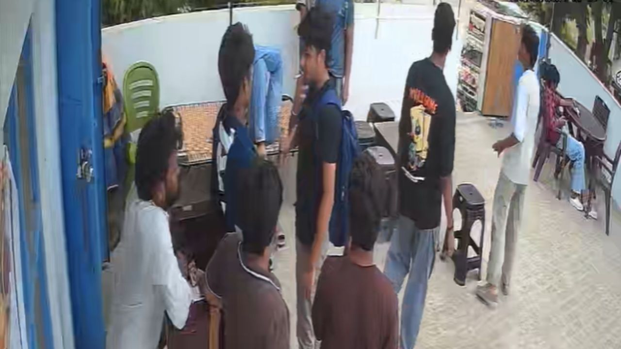 बदायूं में मैगी प्वाइंट पर छात्र की बेरहमी से पिटाई, CCTV में कैद हुई वारदात, परिजनों ने लगाया ये आरोप