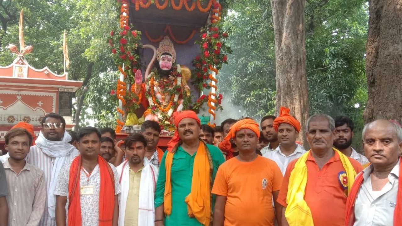 ‘जय श्रीराम और जय हनुमान’ के जयघोष से गूंजा मिड्ढा, महावीरी झंडा जुलूस में पहलवानों ने दिखाया दम