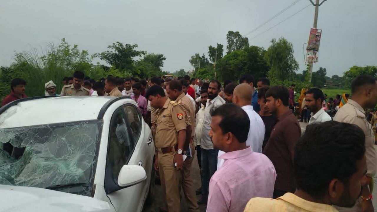 बस्ती में बाइक और कार की भिड़ंत के बाद दर्दनाक मंजर, सड़क हादसे ने उजाड़ दिए तीन परिवार