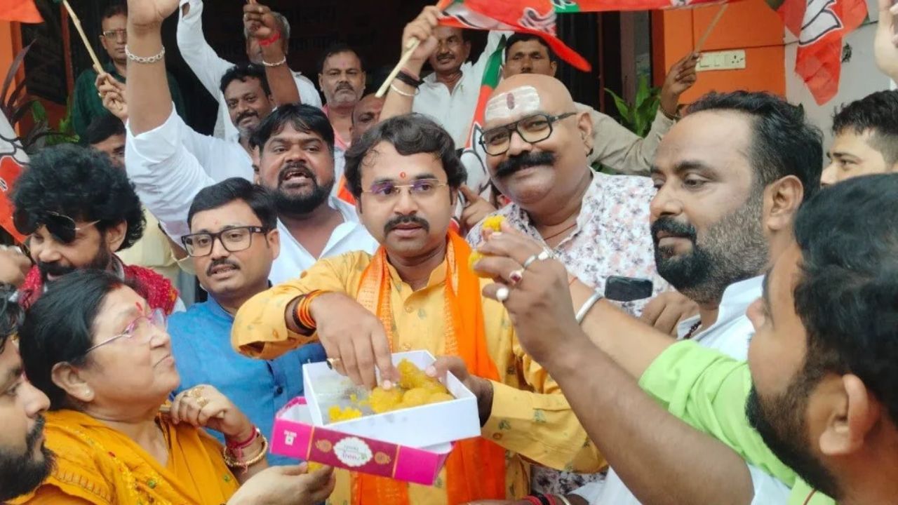 बस्ती के बेटे को मिली बड़ी जिम्मेदारी, हरीश द्विवेदी के राष्ट्रीय महामंत्री बनते ही भाजपा कार्यालय में जश्न का माहौल