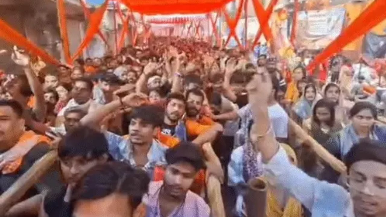 गाजियाबाद में शिवभक्ति का सैलाब: दूधेश्वरनाथ मंदिर में रात 12 बजे से हो रहा जलाभिषेक, अब तक पहुंचे 4 लाख श्रद्धालु