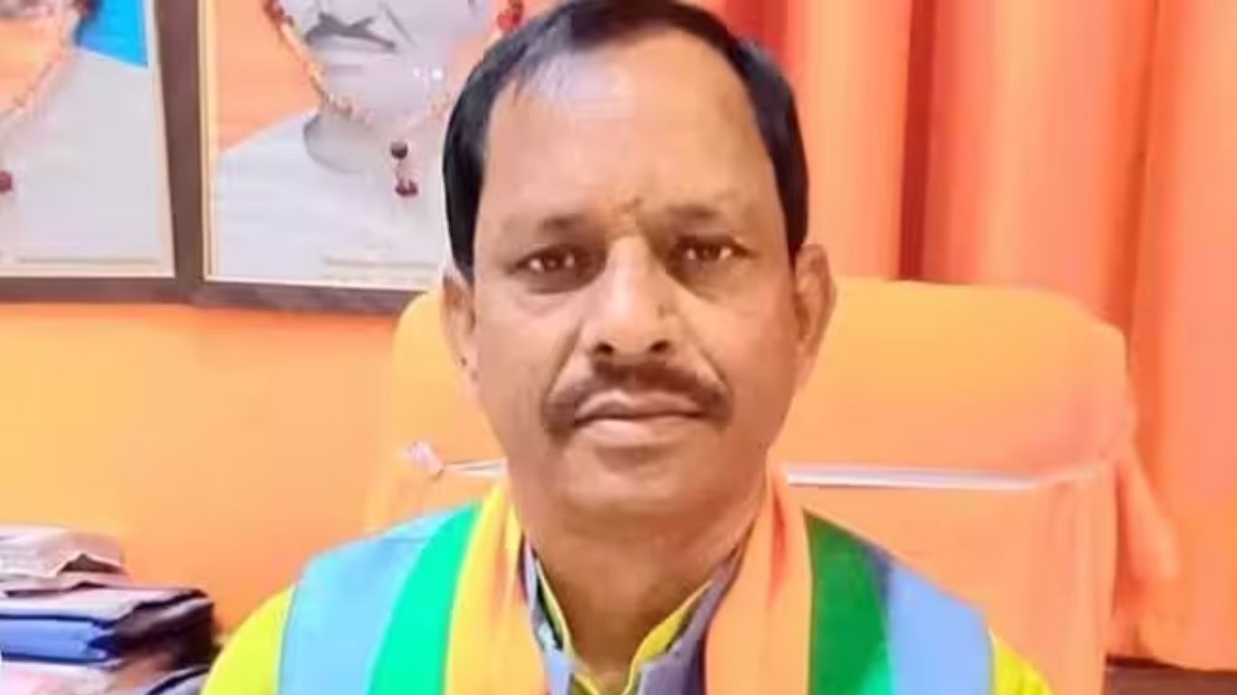 गंभीर आरोपों में घिरे नेताजी, मऊ में BJP के जिलाध्यक्ष समेत तीन के खिलाफ FIR दर्ज