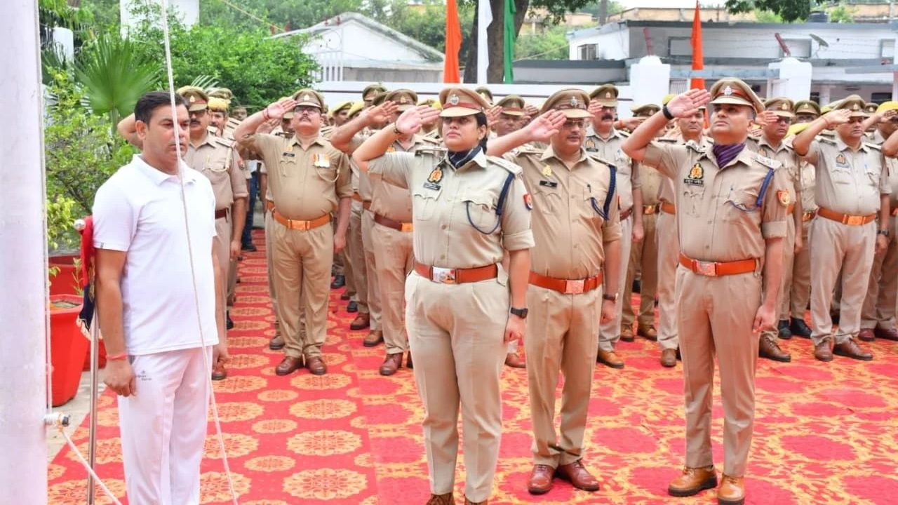 तिरंगे के सामने खाकी ने लिया देशसेवा का संकल्प! बदायूं में SSP अंकिता शर्मा ने फहराया झंडा, इन पुलिसकर्मियों को मिला सम्मान