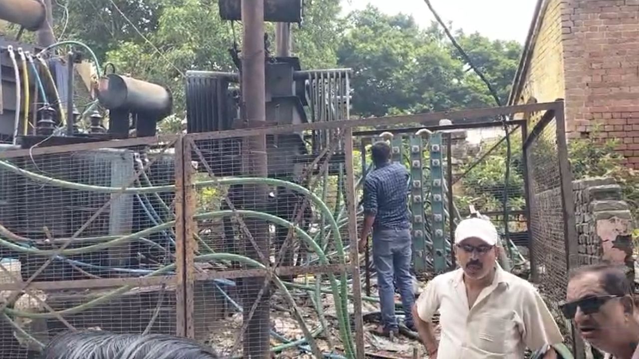 एक के बाद एक गिरी आसमानी आफत… बिजली गिरते ही हिल गए घर, फटा ट्रांसफार्मर; पूरे इलाके में मची अफरा-तफरी