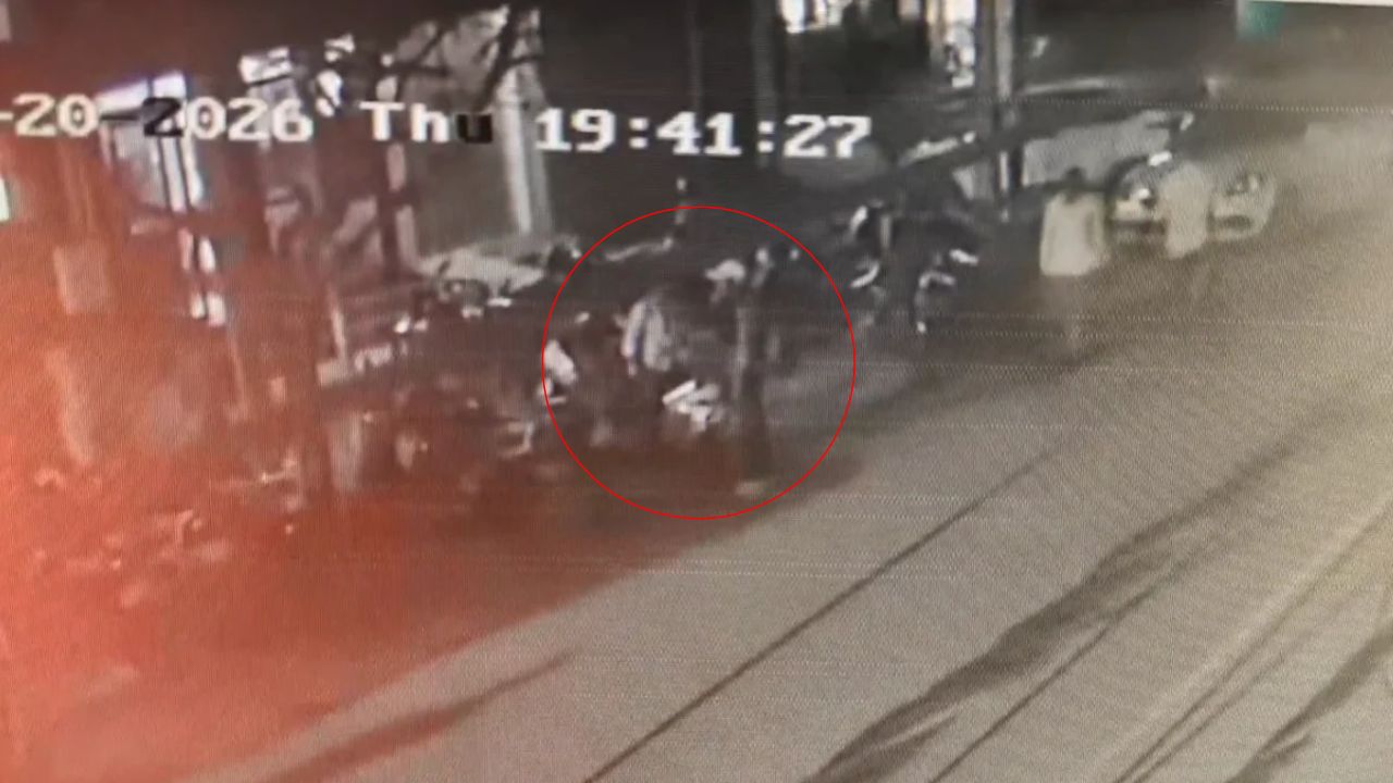 बैंक के सामने खड़ी थी बाइक, कुछ ही देर में हो गई गायब! CCTV में कैद हुई बदायूं की चोरी