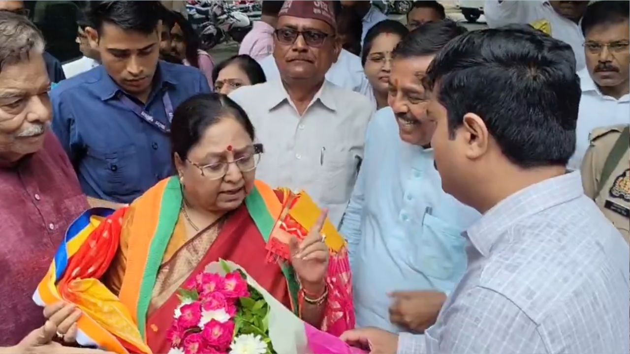 मंत्री ने किए 17 कॉल फिर भी DM ने नहीं उठाया फोन! बेबी रानी मौर्य ने बुके लेने से किया इनकार, असहज हुआ माहौल