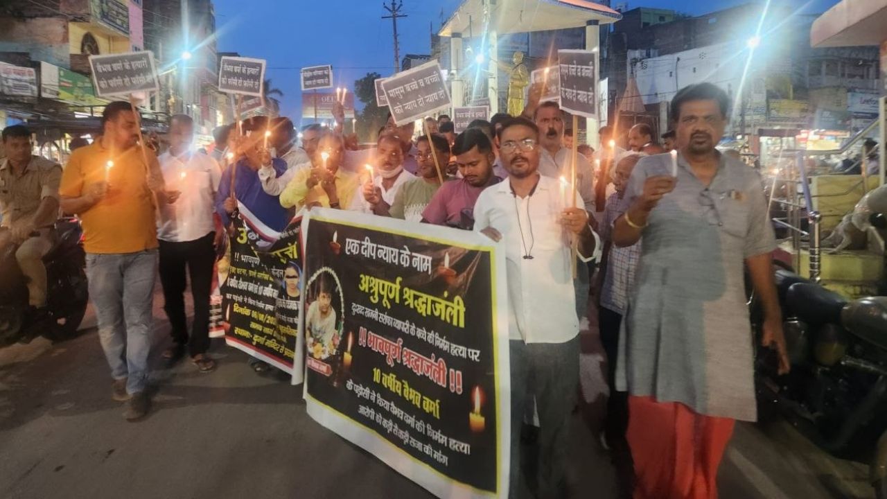 मासूमों को न्याय दिलाने सड़कों पर उतरे व्यापारी, फरेन्दा में गूंजे ‘हत्यारों को फांसी दो’ के नारे