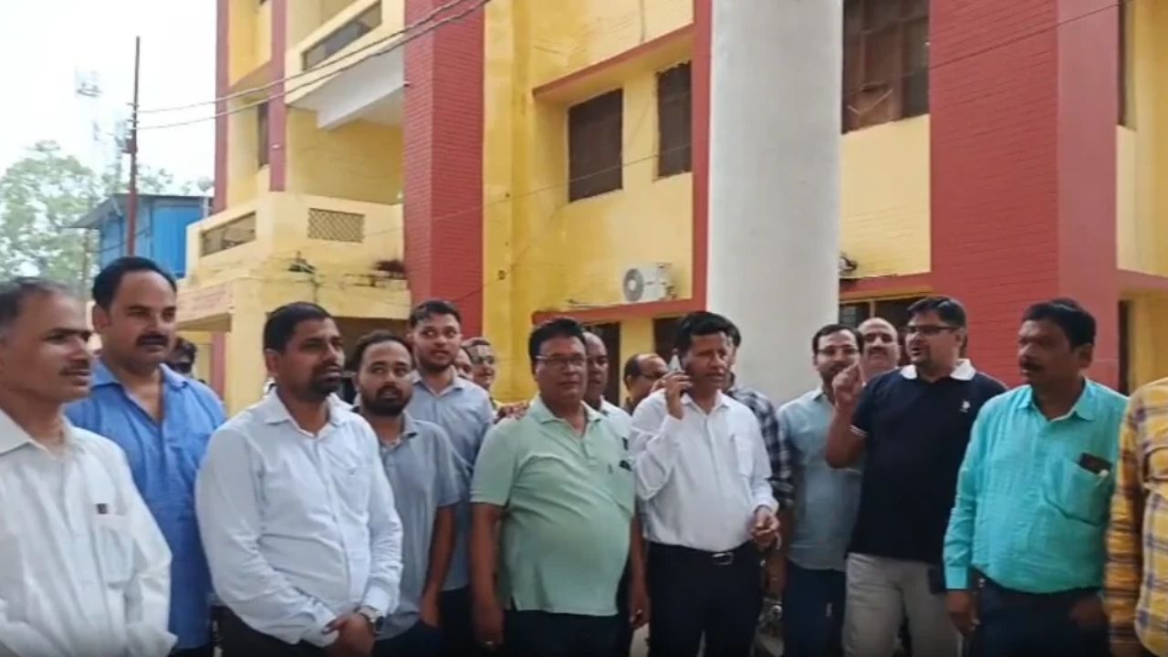 Chandauli News: फर्जीवाड़े और आतंकवाद के आरोप पर भड़के नीमा डॉक्टर, CMO दफ्तर पर दिया धरना
