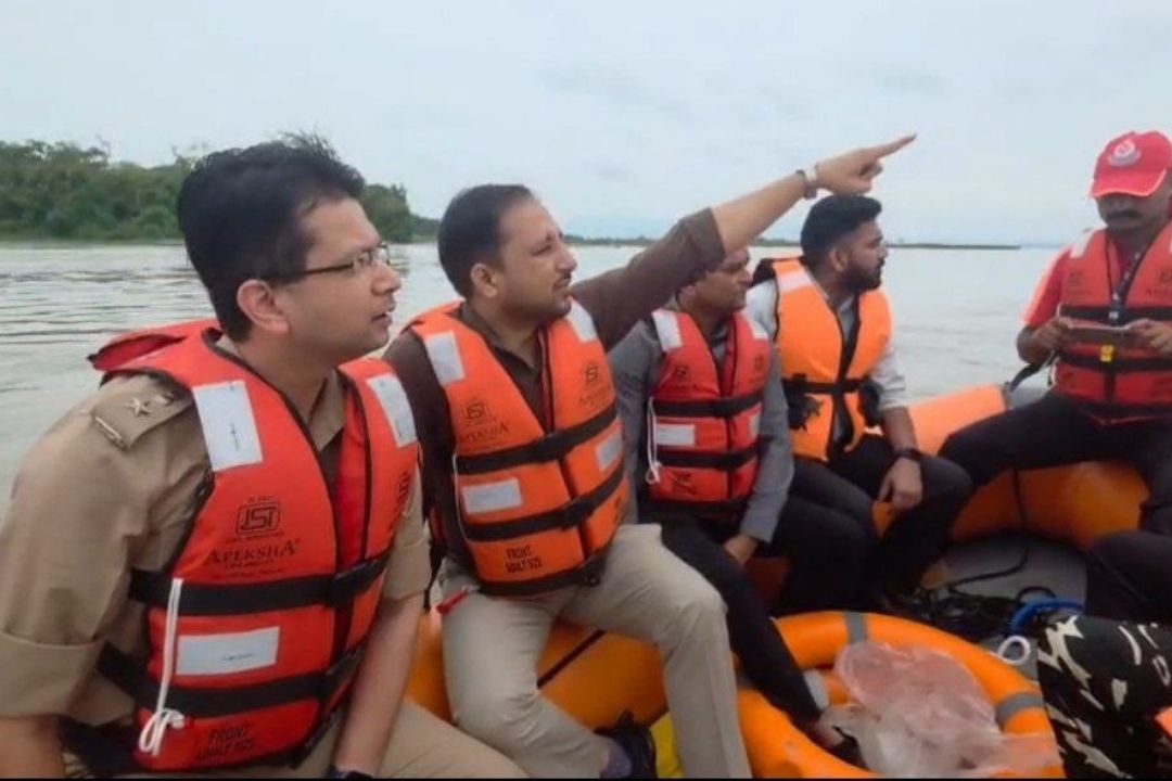 नेपाल की फ्लैश फ्लड के बाद महराजगंज में हाई अलर्ट, DM-SSP ने नारायणी नदी में उतरकर परखी तैयारी