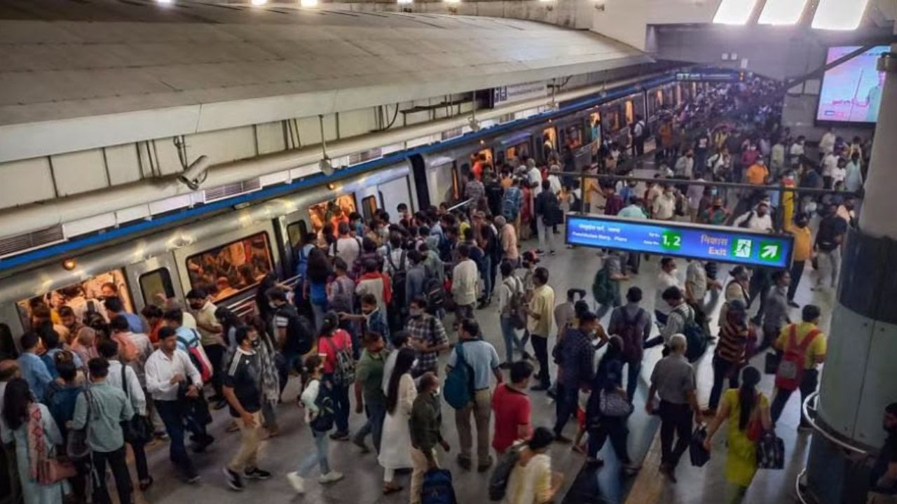 Delhi Metro: दिल्ली में कड़ी सुरक्षा, स्टेशनों पर लग सकती हैं लंबी लाइनें, यात्रा से पहले जानें DMRC की गाइडलाइन्स