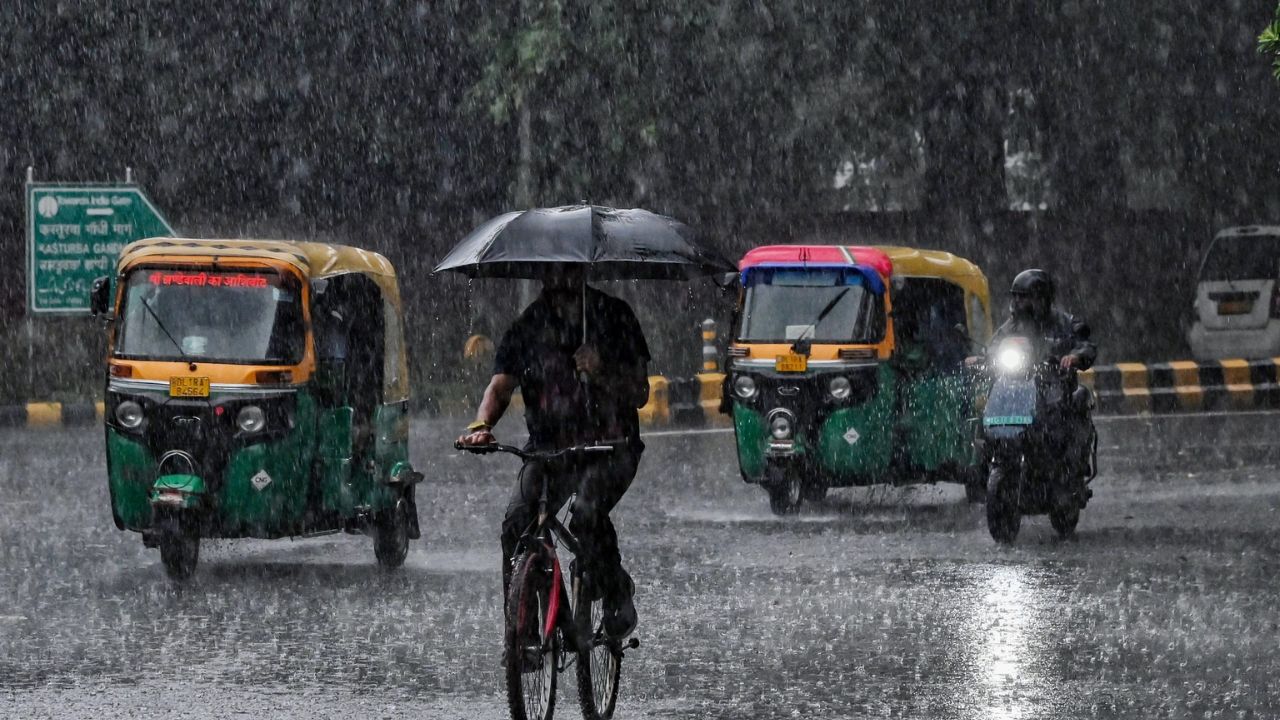 Delhi Weather Today: बारिश ने धोई दिल्ली की गर्मी! ठंडी हवाओं से सुहाना हुआ मौसम, लेकिन जलभराव ने बढ़ाई दफ्तर जाने वालों की टेंशन