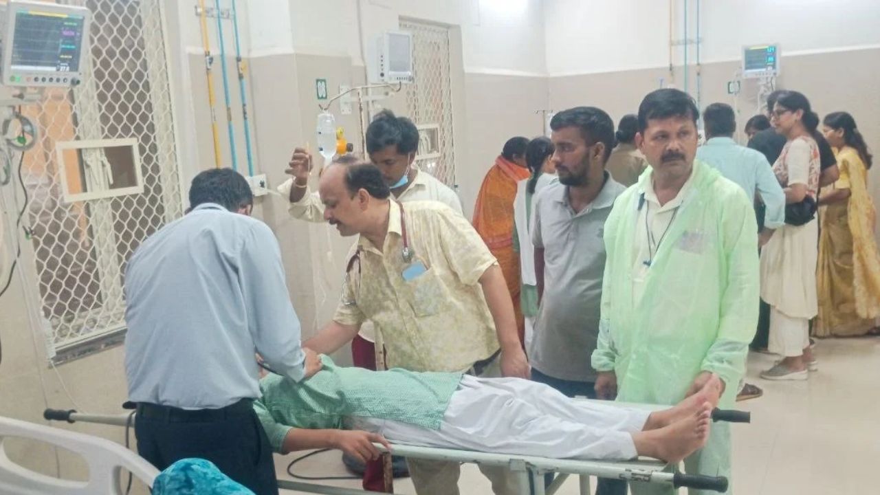 यूपी की बड़ूूी खबर: देवरिया में तिरंगा यात्रा में बेहोश हुईं 40-45 छात्राएं, मेडिकल कॉलेज में भर्ती; अफरातफरी