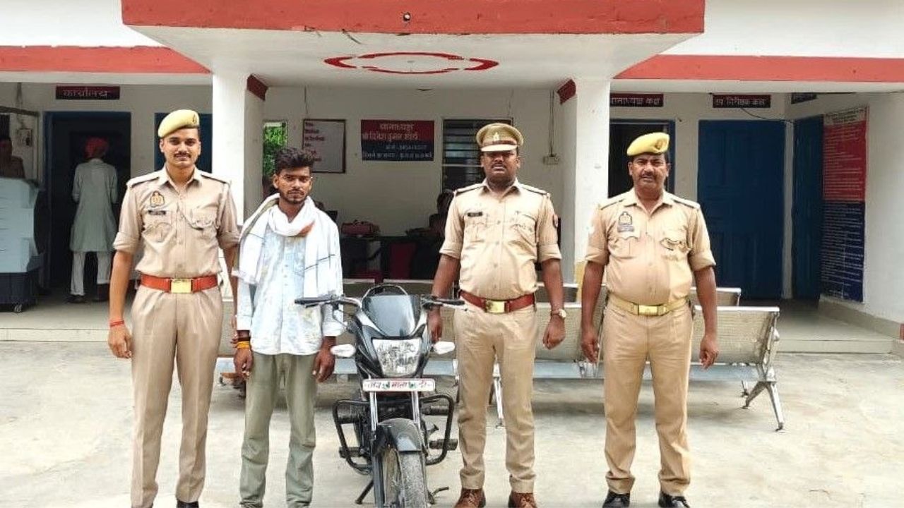 चोरी की बाइक लेकर घूम रहा था, लेकिन एक गलती ने खोल दी पोल… युवक को पुलिस ने दबोचा