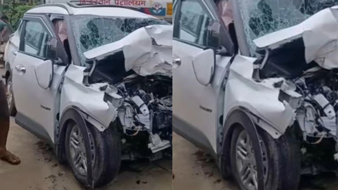 देवरिया में भीषण हादसा: डिवाइडर पार करते ही आमने-सामने भिड़ीं दो कारें, एक की मौत; दो की हालत गंभीर