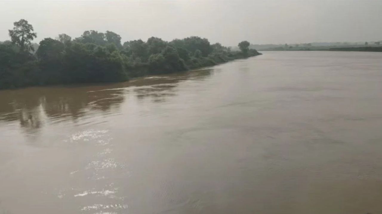 Deoria Flood: अगर नदी का दबाव यूं ही बढ़ा तो मुश्किल होगी! देवरिया में बढ़ते जलस्तर से सहमे ग्रामीण