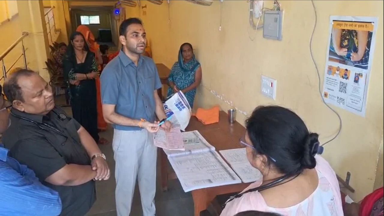 Deoria News: गायब डॉक्टरों पर भड़के जिलाधिकारी, एप्रन न पहनने वालों को कारण बताओ नोटिस