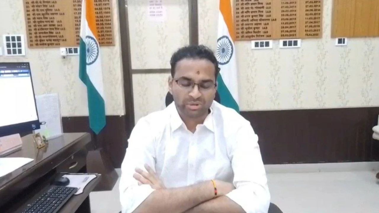 मकान से सटकर खोदा गड्ढा, अब तीन लोगों पर लगा 5 लाख का जुर्माना; आखिर देवरिया में ये क्या हो रहा?