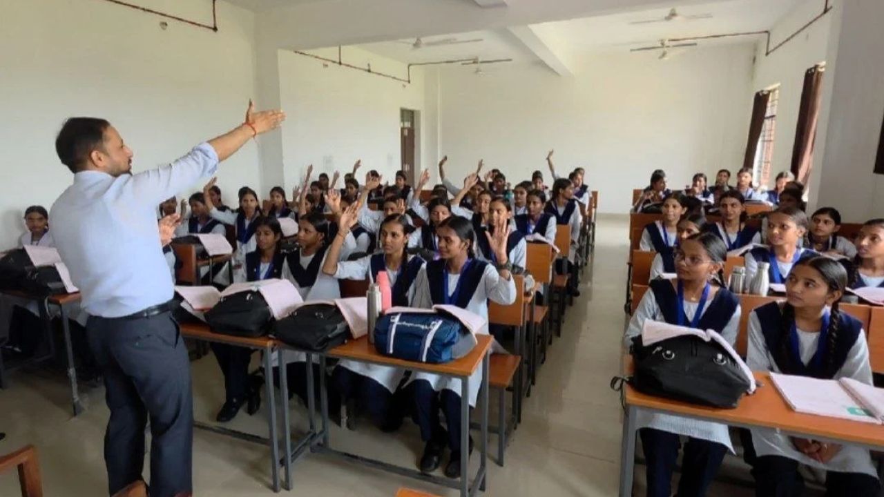 Maharajganj: सर्वोदय विद्यालय में डीएम ने छात्राओं को दिया सफलता का मंत्र, छात्राओं में भरा जोश