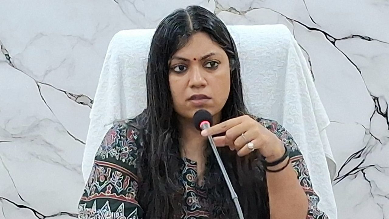 नोएडा डीएम मेधा रूपम ने प्राइवेट स्कूलों वालों को सिखाया ऐसा सबक, जिले के लोग बोल रहे- बहुत बढ़िया मैडम जी