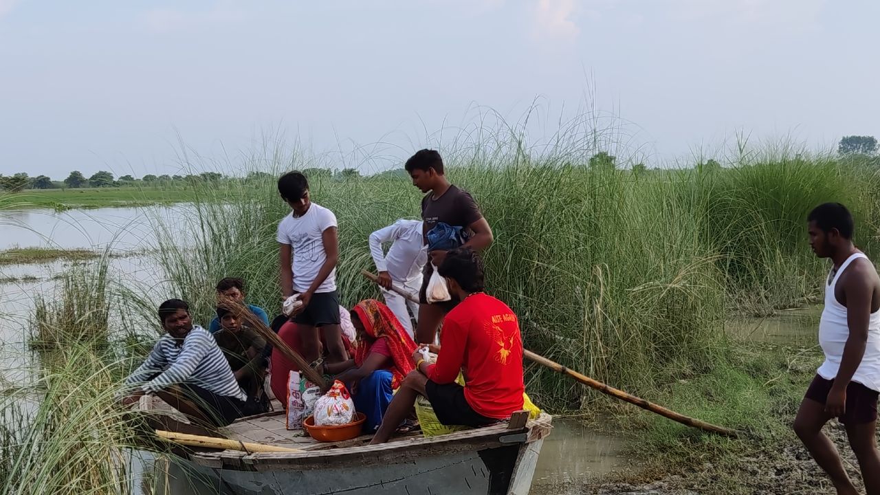 15 अगस्त पर बाढ़ पीड़ितों के बीच पहुंची ये टीम, नाव से बांटा भोजन