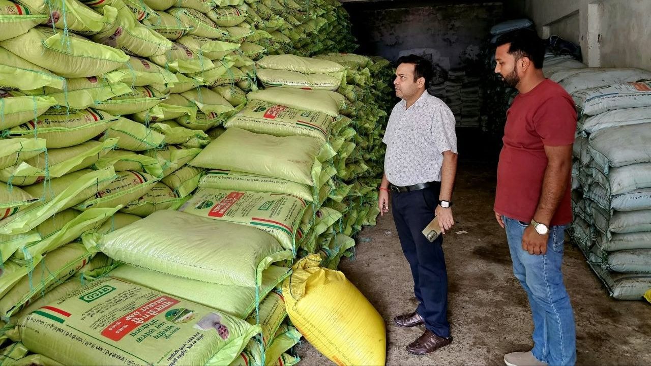 Maharajganj में खाद दुकानों पर ताबड़तोड़ छापेमारी, 31 प्रतिष्ठानों की जांच; एक का लाइसेंस निलंबित, 3 को नोटिस