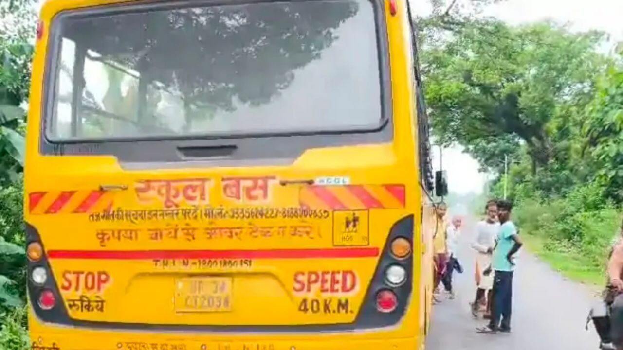 सीतापुर में तेज रफ्तार स्कूली बस का कहर, युवक को कुचलने से मौके पर मौत