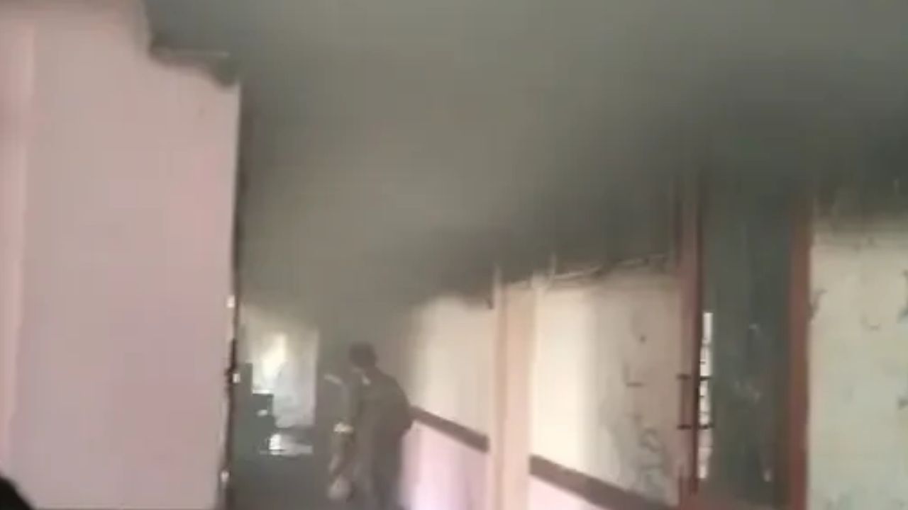 ग्रेटर नोएडा के गर्ल्स हॉस्टल में लगी आग, दमकल ने समय रहते पाया काबू, बड़ा हादसा टला