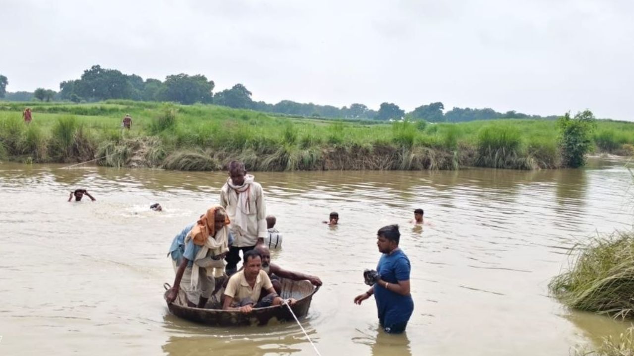 रस्सी का सहारा और लोहे का कड़ाव… फतेहपुर में प्रशासनिक अनदेखी पर ग्रामीणों का अनोखा जुगाड़
