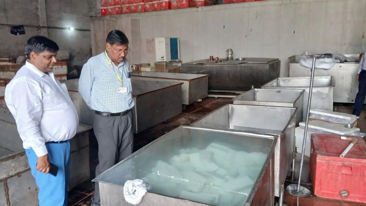 सेहत से खिलवाड़ पड़ा भारी, देवरिया में रक्षाबंधन से पहले खाद्य विभाग का चाबुक, 120 किलो संदिग्ध सामान नष्ट