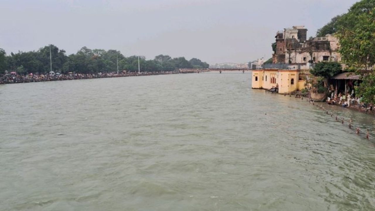 UP Floods: गंगा-यमुना का रौद्र रूप! यूपी के कई शहरों में घुसा पानी, बाढ़ के खतरे से अलर्ट प्रशासन