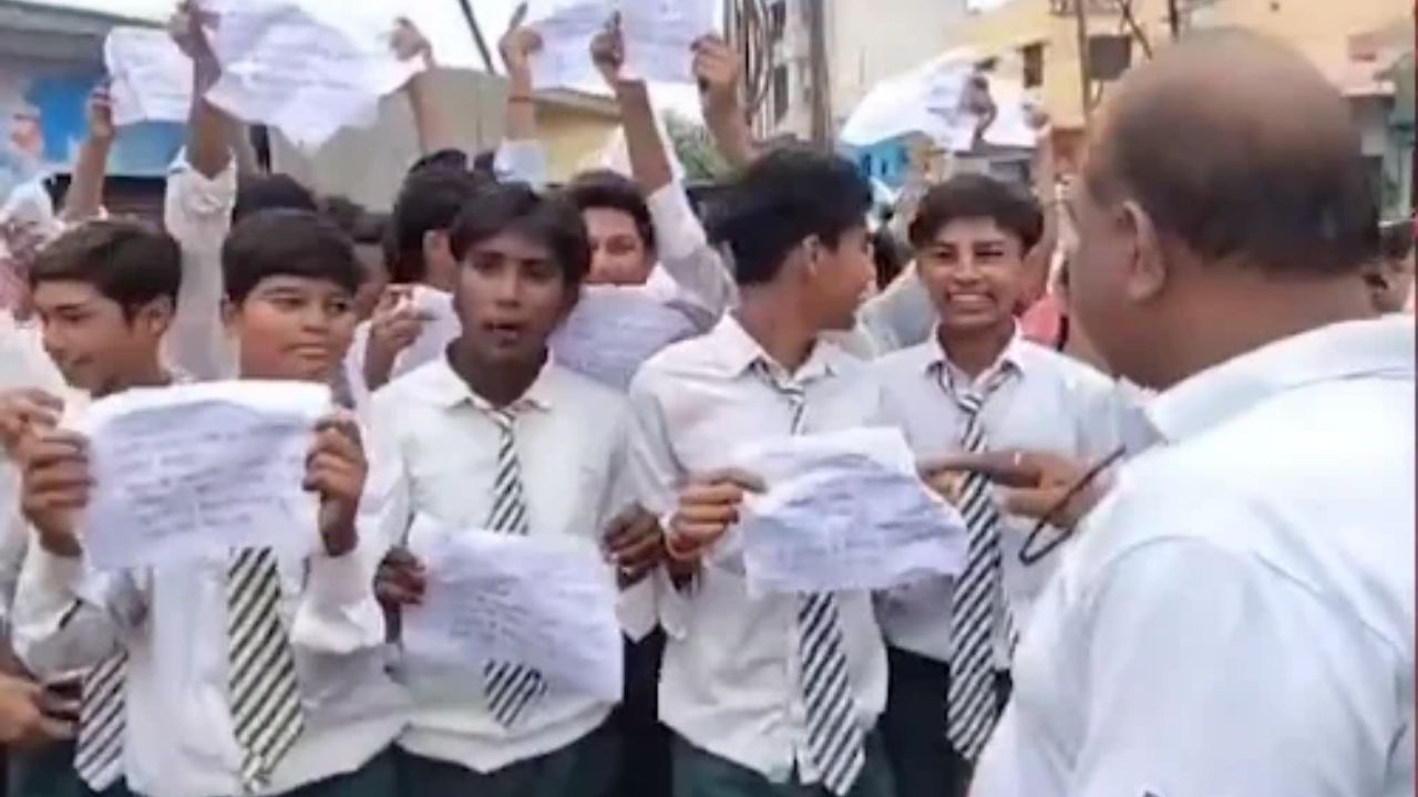 Moradabad: स्कूल के सामने शराब की दुकान से भड़का गुस्सा, Gen Alpha सड़क पर उतरे… मौके पर पहुंचे DM