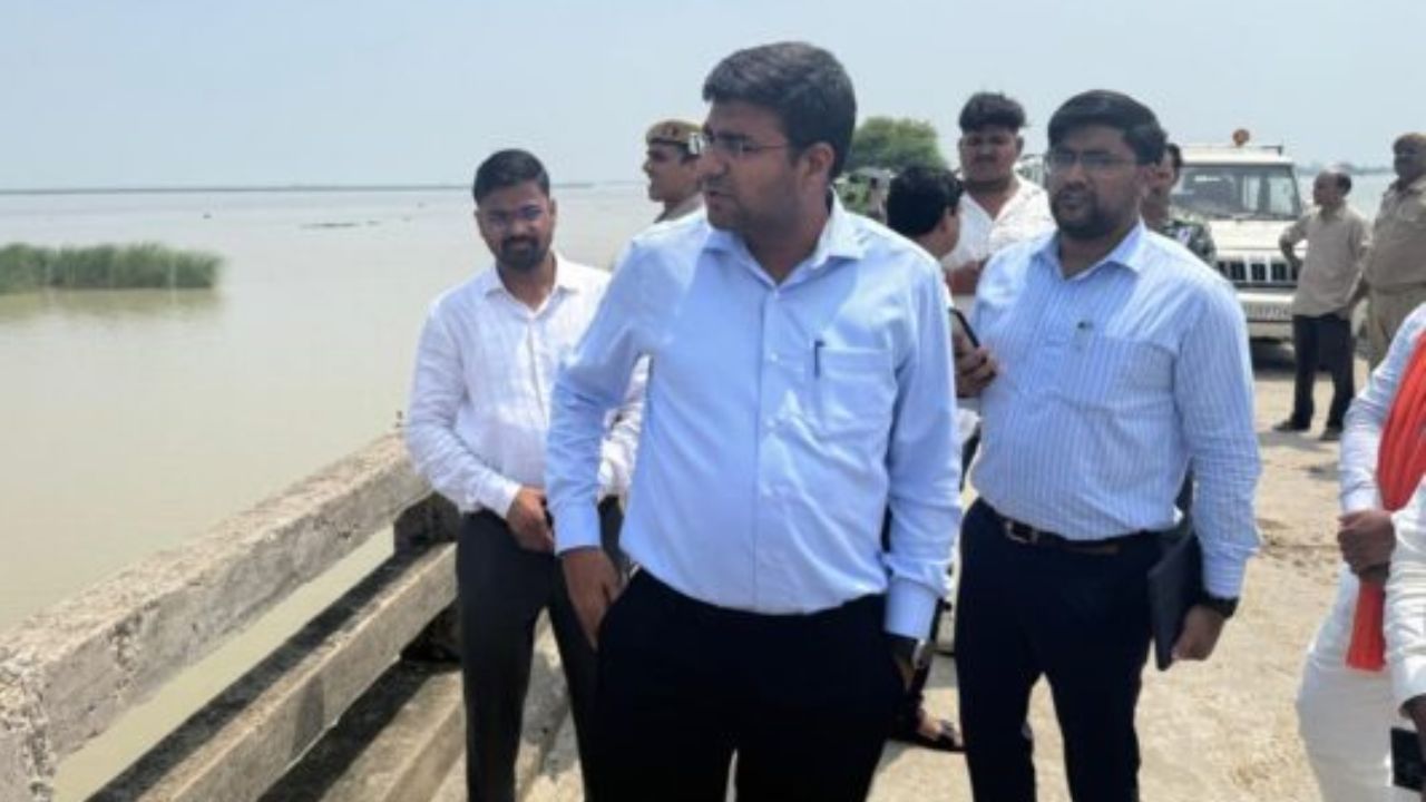 बाढ़ के बीच गांवों में पहुंचे डीएम, ग्रामीणों की ये परेशानियां सुनकर अधिकारियों को दिए ये सख्त निर्देश