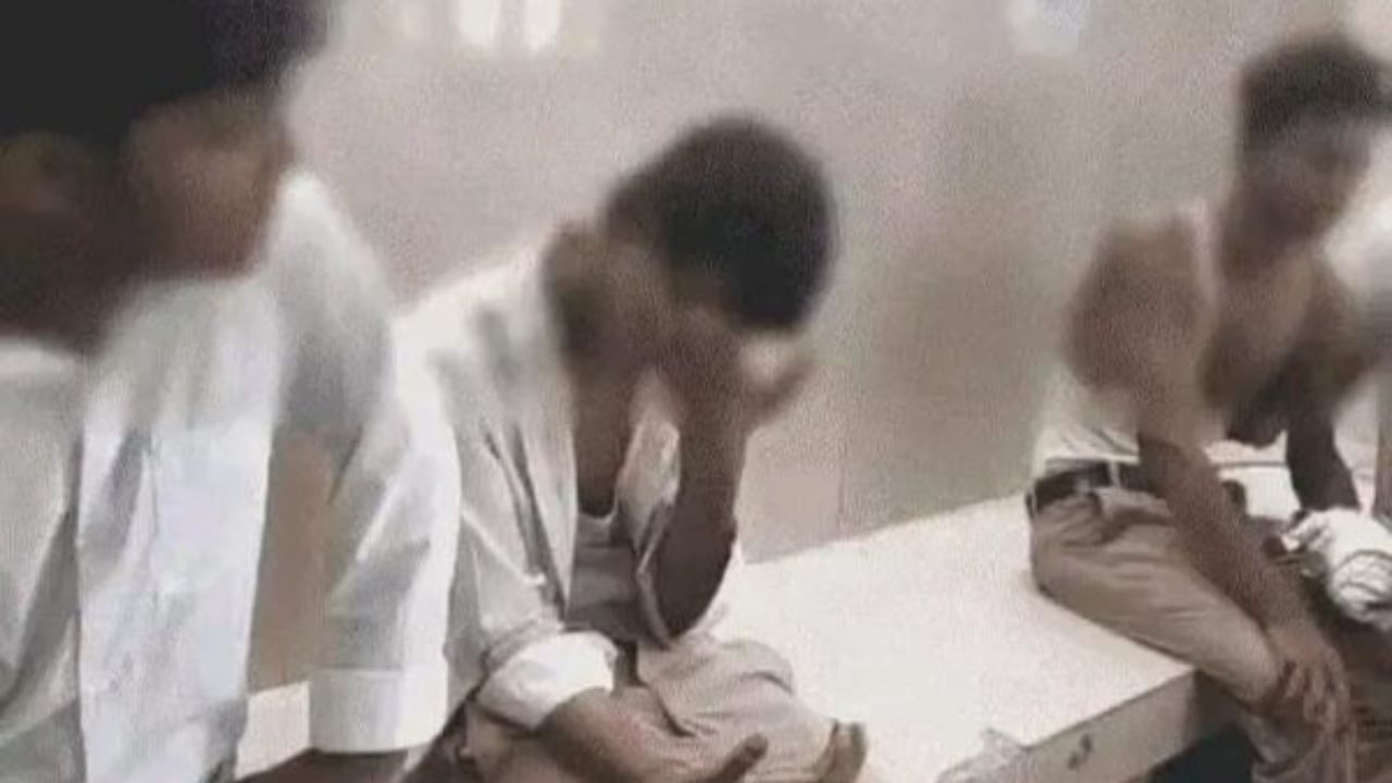 स्कूल गेट पर अचानक निकला चाकू: पुरानी रंजिश में भिड़े छात्र, देखते ही देखते…
