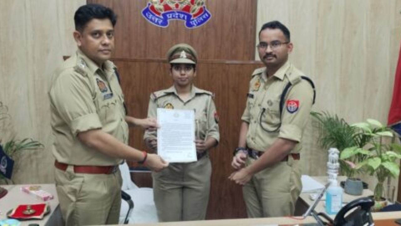 Gorakhpur: पानी की टंकी पर चढ़ी युवती और नीचे खड़ी पुलिस, फिर जो हुआ, सबने की तारीफ