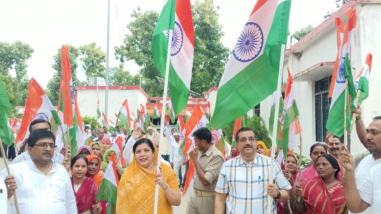 हाथों में तिरंगा, दिल में देशभक्ति, खजनी में निकली ऐसी यात्रा जिसने माहौल बदल दिया