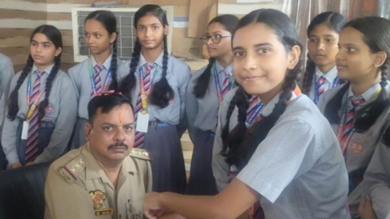 गोरखपुर में थाने पहुंचीं छात्राएं, पुलिसवालों की कलाई पर बांधी राखी, अब खाकी निभाएगी भाई होने का फर्ज