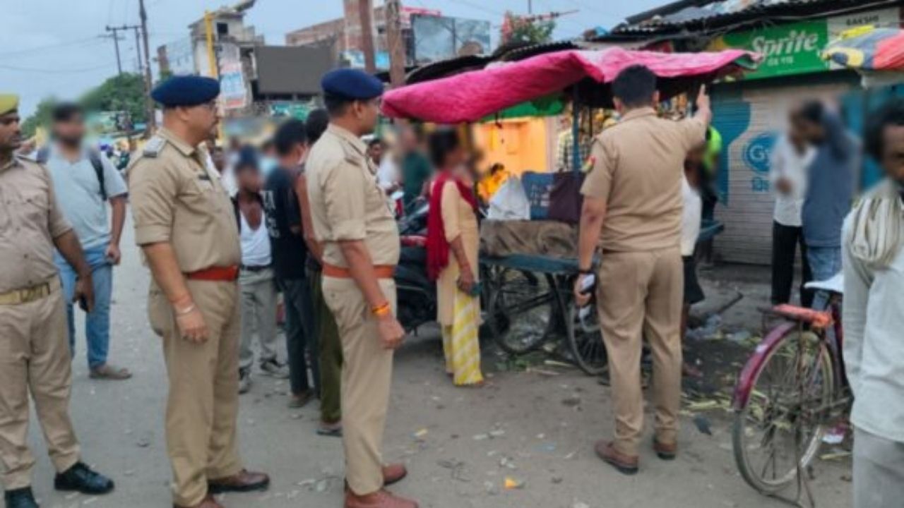 त्योहारों से पहले गोरखपुर पुलिस का बड़ा एक्शन, नौसढ़ तिराहे पर हटाया गया अतिक्रमण