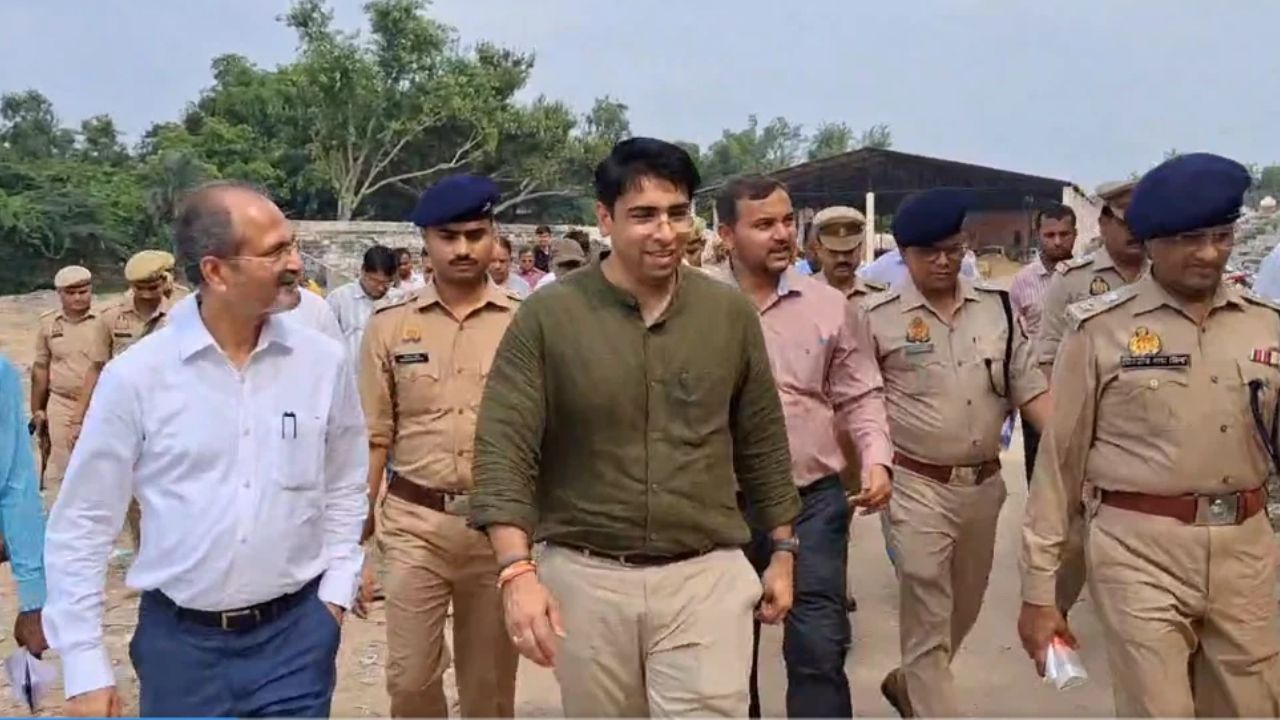 Hathras: दाऊजी महाराज मेले की तैयारियों पर प्रशासन की नजर, डीएम ने संभाली कमान; सुरक्षा से सुविधाओं तक तैयारियों का जायजा